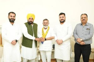 फाजिल्का में बीजेपी को झटका: विधायक नरिंदरपाल सिंह सवना की मौजूदगी में वरिष्ठ नेता अनिल सेठी ‘आप’ में शामिल