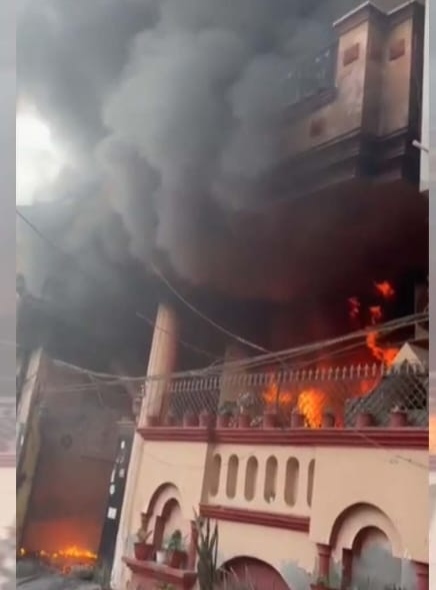 जालंधर के किशनपुरा में घर के मंदिर में लगी आग, सिलेंडर फटने से 3 लोग झुलसे, सारा सामान जलकर राख